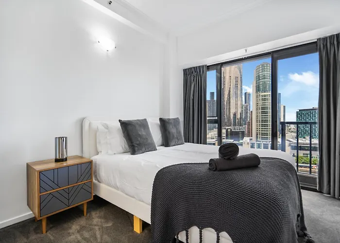 Stunning River View On Flinders Street