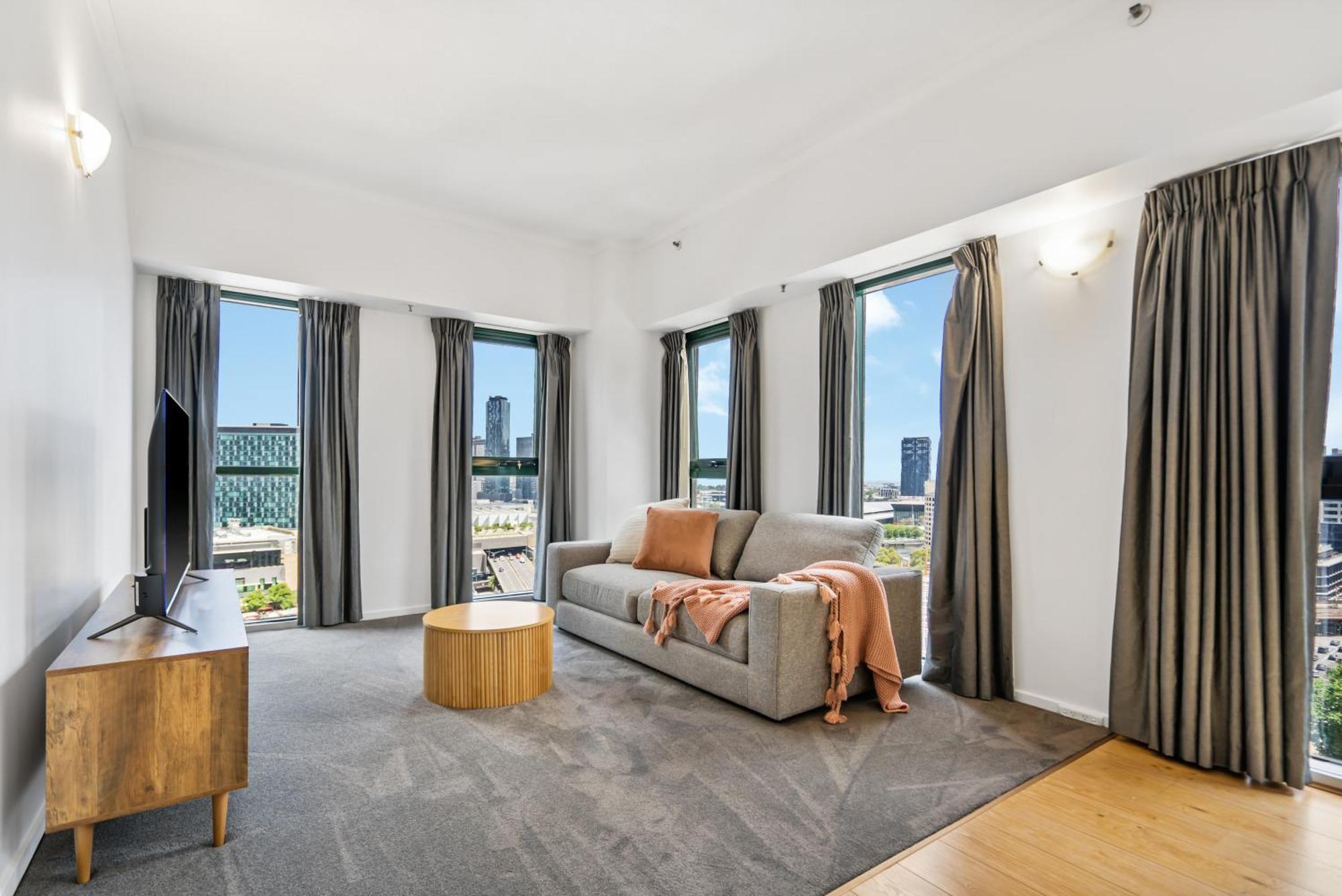 Stunning River View On Flinders Street Apartment Melbourne