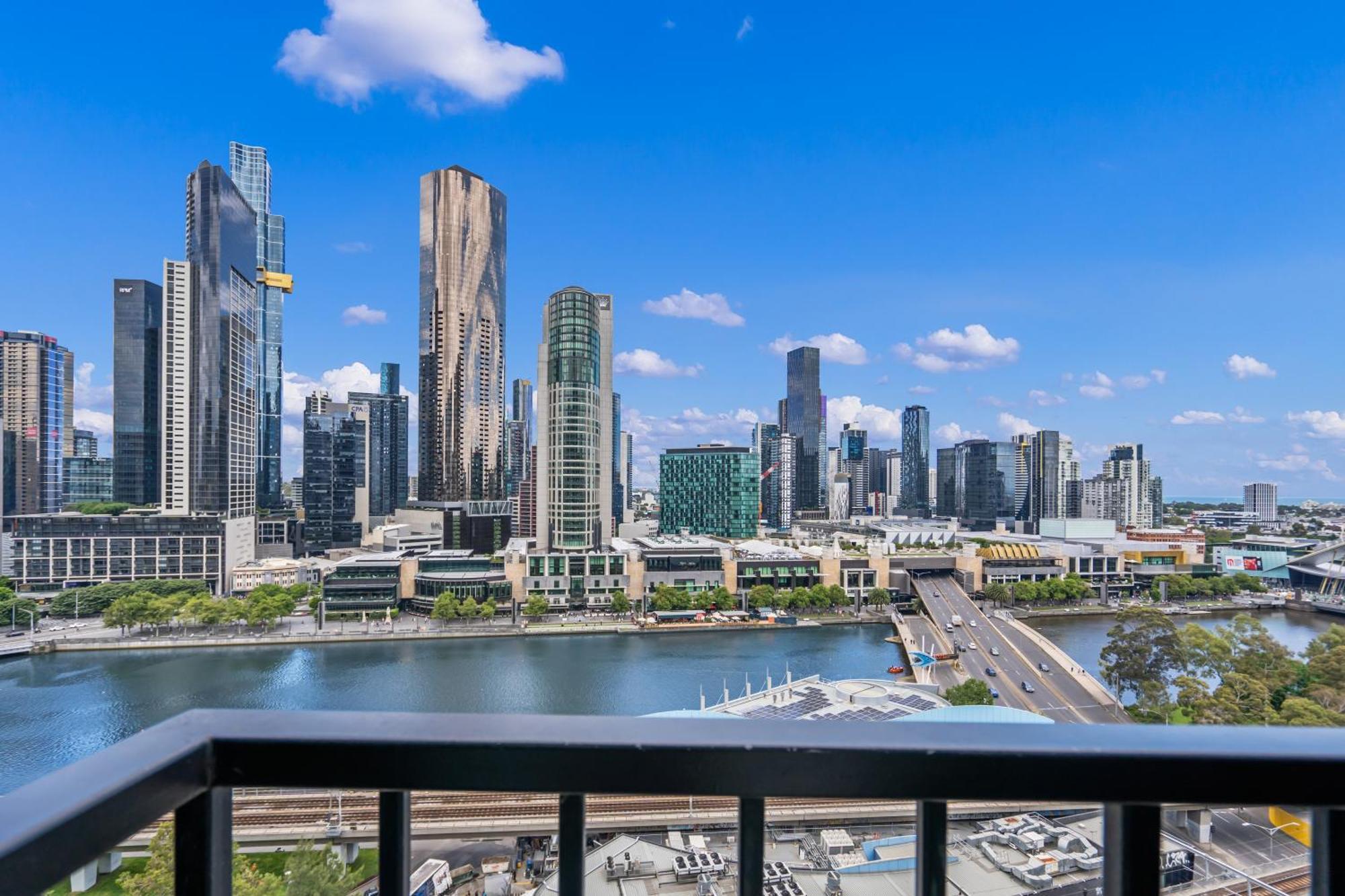 Stunning River View On Flinders Street Apartment Melbourne